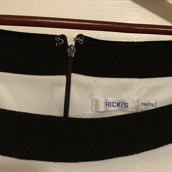 Sleeveless dress - Picture 2 of 3